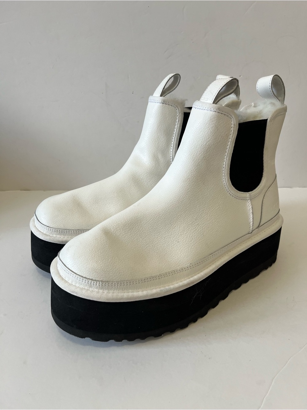 UGG Neumel Women’s White pebbled Platform Chelsea Boots Size 9 - Picture 13 of 13
